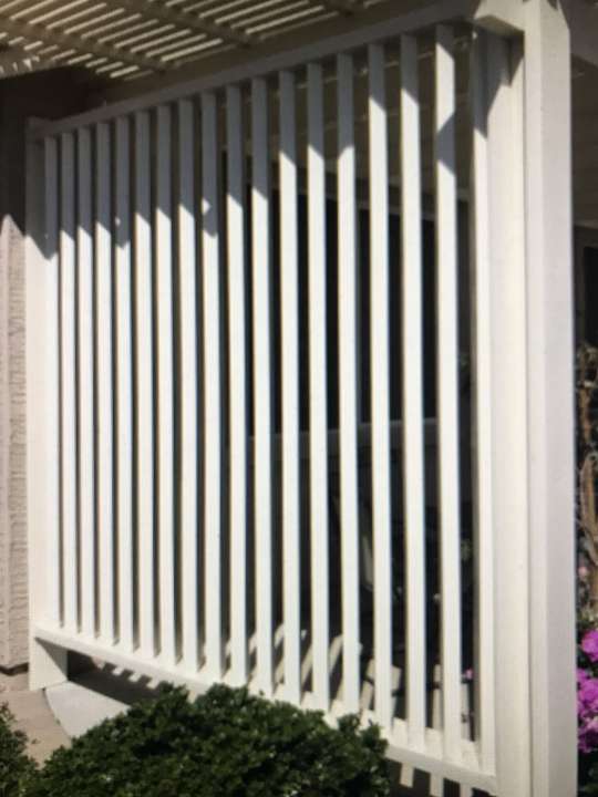 Vertical slat privacy screen